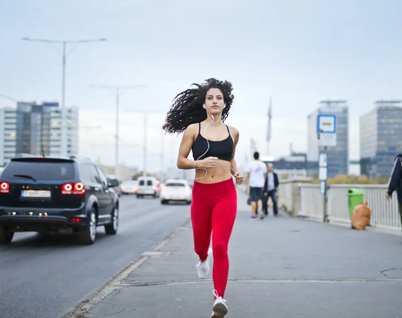 woman runnig a 10k run