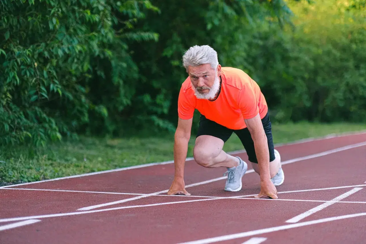 man preparing for sprint in a 10k race