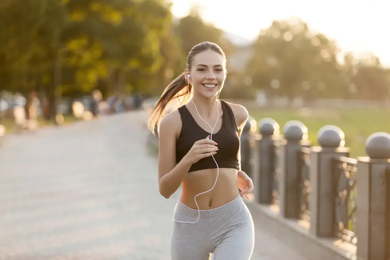 woman running a 15k run